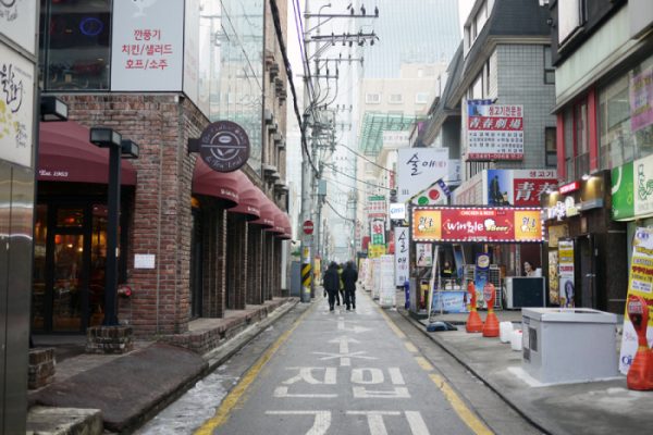 Streets-of-Seoul-South-Korea-700x467